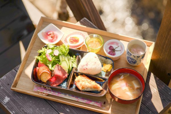 桜畑のテラスカフェ