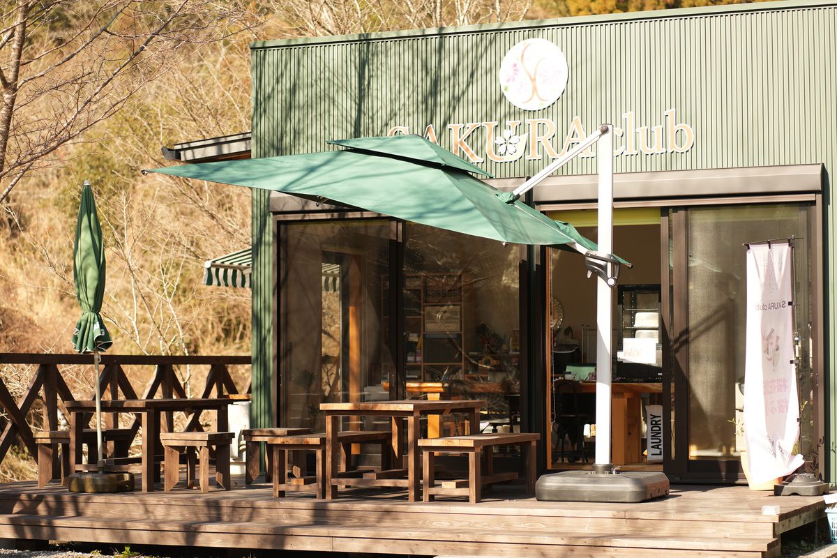 桜畑のテラスカフェ