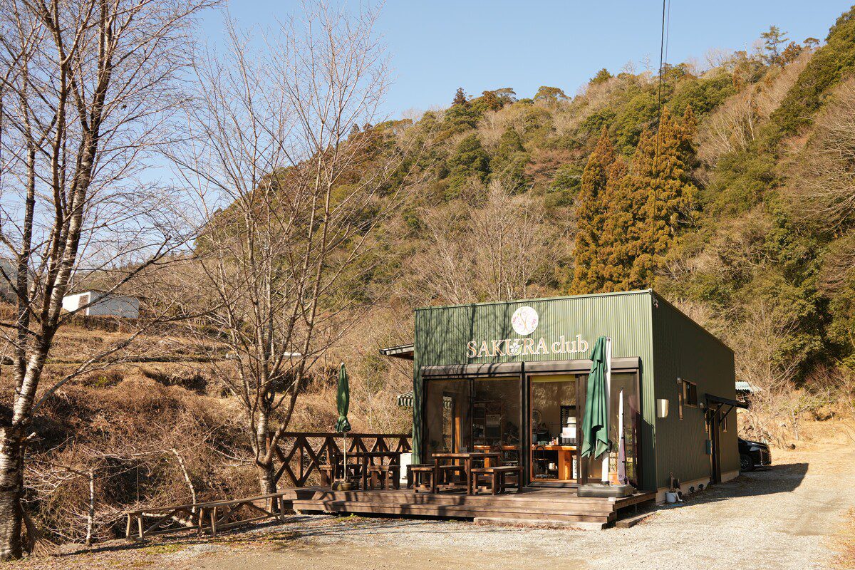 桜畑のテラスカフェ
